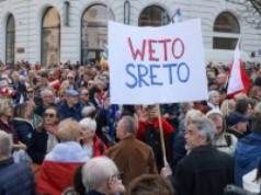 Protest przed Pałacem Prezydenckim ws. SAFE. "Śmierdzi to weto ruską skarpetą"