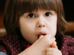 Dziecko ma 3 lata i nadal ssie kciuka? By oduczyć, musisz zrozumieć nawyk