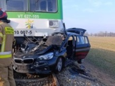 BMW pod szynobusem. Kobieta nie żyje