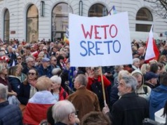 "Weto dla Karola Nawrockiego". Protest przed Pałacem Prezydenckim ws. SAFE