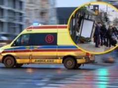 Samochód wjechał w przystanek tramwajowy. Jedna osoba ciężko ranna