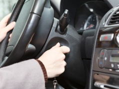 Auto kręci i kręci, ale nie chce zapalić. Wielu kierowców szuka winy w złym miejscu