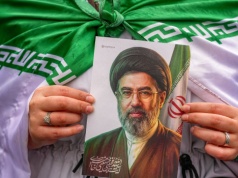 Ajatollah Chamenei nie chciał, by jego syn rządził Iranem. "Nie jest zbyt bystry"