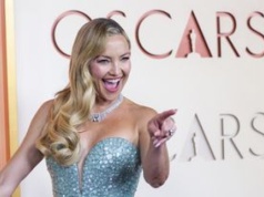 Postawiła na "syrenią suknię". To wyjątkowo modny kolor