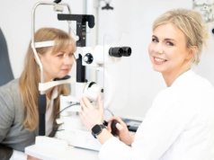 Krótkowzroczność a pewność siebie – kiedy warto pomyśleć o laserowej korekcji wzroku?