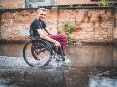 "Chyba nie chciałbym się cofnąć w czasie". Po wypadku znalazł sens życia w pomaganiu innym