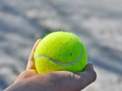 Po co w garażu wiesza się piłkę tenisową. To patent starszych kierowców