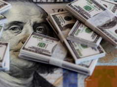 Złoty pod presją, dolar w natarciu. Irańskie widmo wisi nad rynkiem