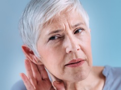 Musisz głośniej ustawiać telewizor? Pogorszenie słuchu może wynikać z choroby