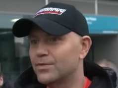 Protest pod Pałacem Prezydenckim. Karol Nawrocki w tym czasie… kibicował