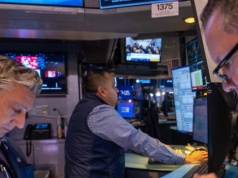 Giełdy w Europie nieznacznie falują. Zyskują walory banków, spółek zbrojeniowych i paliwowych