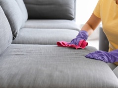 Tak wyczyścisz kanapę w mniej niż 5 minut. Bez odkurzacza piorącego i drogich środków
