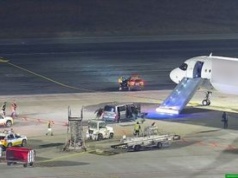 Otworzył drzwi samolotu i zjechał trapem. Potem zaczął uciekać