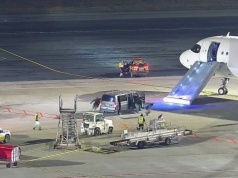 Szok na pokładzie samolotu do Warszawy. Pasażer uderzył członka załogi i próbował otworzyć drzwi