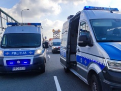 Na ekspresówce wjechała oplem w bariery i się zaczęło. Trzy zdarzenia niemal w jednym miejscu