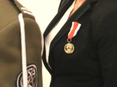 MON odznacza osobę z zarzutem prokuratorskim i nabiera wody w usta