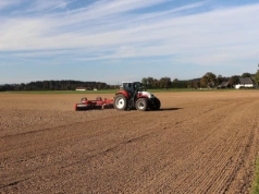 Traktorzysta wpadł pod siewnik - wypadek w Kwiatkowicach w powiecie legnickim