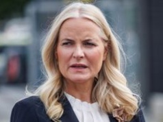 Księżna Mette‑Marit zniknęła na tygodnie. Przyłapano ją pod bramą aresztu