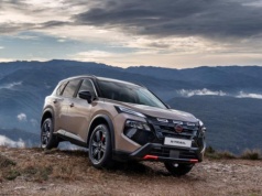 Nissan X-Trail 2026 po liftingu. Google na pokładzie i technologia "przezroczystej maski"