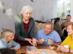 Zapowiadane świadczenie 2150 zł jednak nie wejdzie w życie. Do kogo miało trafić?
