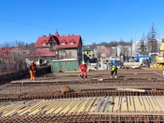 Będą lać beton na nowy most. Sto kursów betoniarek i potężny sprzęt na budowie
