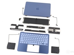 iFixit rozebrało MacBooka Neo