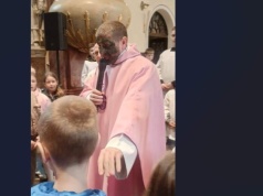 Ksiądz z… błotem na twarzy podczas mszy