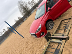 Ukradł auto z warsztatu i prowadził pijany. Zakończył jazdę na plaży. Został zatrzymany przez policjantów z Jeżyc
