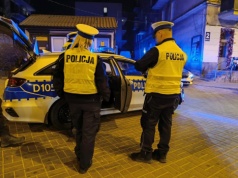 Wjechał w tył Forda i zaczął uciekać pieszo. Kierowca i pasażer byli pijani