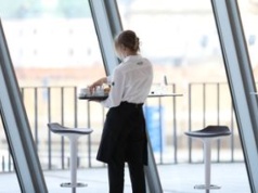 Największy błąd przy dawaniu napiwków. To jak policzek dla kelnera