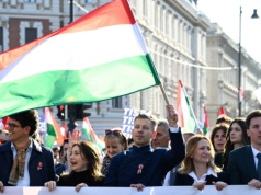 Węgry: jedna rocznica, dwa marsze. Orban i Magyar manifestują siły przed wyborami