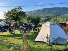 Żelazny zestaw 2026. Co koniecznie kupić na początek przygody z turystyką motocyklową i jak wydać jak najmniej?