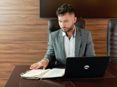 Cyfryzacja mikrofirm w Polsce. Dlaczego tylko co 3. korzysta z AI, CRM i e-fakturowania?