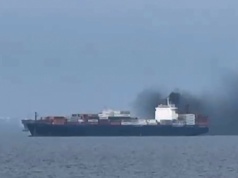 Pocisk uderzył w zakotwiczony tankowiec koło Fudżajry