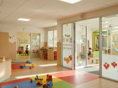 Chłopcy tańczą w różowych spódniczkach. Filmem z przedszkola zainteresowało się kuratorium