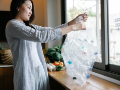 Naukowcy przekształcili plastikowe butelki w lek na chorobę Parkinsona