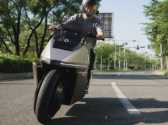 Motocykl, który się nie przewraca. OMO X z kosmiczną technologią