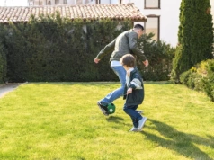 Mieszam z wodą i spryskuję trawnik. Po dobie mech żółknie i znika