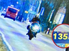 Motocyklista pędził 135 km/h. Stracił prawo jazdy
