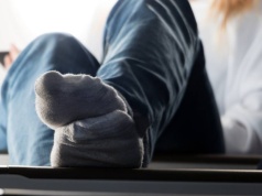 Wybór skarpet do samolotu ma znaczenie. Steward odradza ten jeden kolor