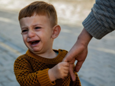 Dziecko boi się kleszczy i innych owadów. "Nie chce nawet wyjść na dwór"