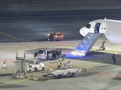 Hiszpan otworzył drzwi samolotu podczas kołowania i zjechał po dmuchanym trapie na płytę lotniska