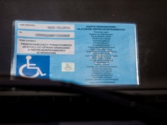 Parkingowy absurd w Poznaniu. Karta inwalidy nie wystarczyła, kierowca dostał karę