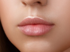 Makijażowy trik influencerów. Usta wyglądają na dwa razy większe