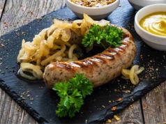 Biała kiełbasa duszona z miodem. Tradycyjny smak w nowej odsłonie