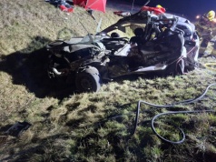 Makabryczne szczegóły śmiertelnego wypadku na „starej trójce”. Nie żyją dwie osoby, trzecia walczy o życie  