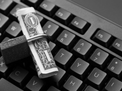 Stracił oszczędności życia przez oszustwo internetowe. W reklamie inwestycyjnej wykorzystano wizerunki znanych polityków