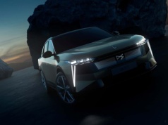 DS N°7 stał się elektrykiem. Będzie też wersja spalinowa, ale niezbyt premium