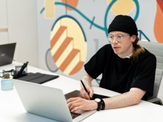 Ile zarabiają freelancerzy w Polsce? IT wyraźnie przed resztą rynku