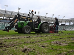 Nowa murawa przyjedzie do Radomia z Węgier. Prace związane z wymianą nawierzchni przy Struga już się rozpoczęły
